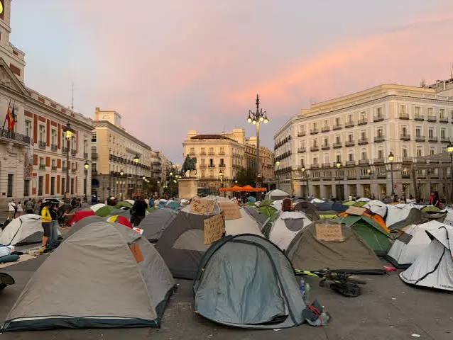 Las fotos de la acampada en la Puerta del Sol contra los desahucios y por el 'Decreto Maricarmen'