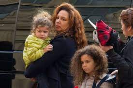 Maya rudolph and paul thomas anderson have been dating since 2001, but are not married. Pin On Maya Rudolph