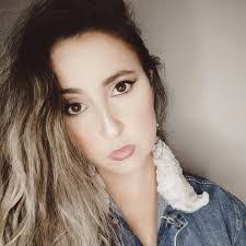 Ariane Martins's Instagram, Twitter & Facebook