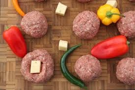 Vorbereitungen Zu Hause Vom Kase 12 Gleichgrosse Wurfel Abschneiden Das Hackfleisch Mit Dem Gemahlener Koriandersamen Den Schmortopf Fleisch Fleisch Gerichte