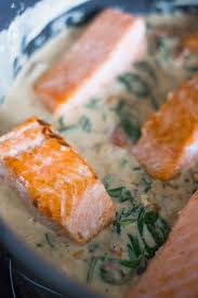 Une Recette De Filets De Saumon A La Creme Aux Tomates Sechees Au Parmesan Et Aux Epinards Cest Tres Fa Recette Filet De Saumon Recette Saumon Filet De Saumon