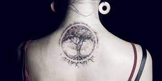 Der keltische lebensbaum, auch bekannt als baum des lebens, weltenbaum oder yggdrasil, wird gerne in schönen keltischen schmuckstücken. 1001 Ideen Fur Lebensbaum Tattoo Zum Inspirieren Und Entlehnen