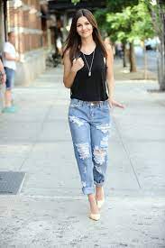 Shoppen sie die neueste kollektion. Victoria Justice In Ripped Jeans New York City June 2015 Victoria Justice Victoria Justice Style Boyfriend Jeans