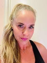 Lora Waters's Instagram, Twitter & Facebook