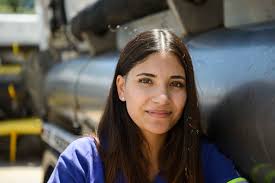 Las tres primeras operarias mujeres de AySA: su trabajo es romper calles  para arreglar caños y limpiar pozos cloacales