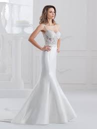 Modello con corsetto senza spalline, scollo quadrato, senza maniche, chiusura posteriore con zip a vista e lunghezza sopra il ginocchio. Il Giusto Abito Da Sposa Quale Scegliere Secondo Il Proprio Fisico E Gusto