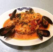 Gli spaghetti al ragù di pescatrice che trovate descritti in questo breve articolo sono la ricetta base del primo piatto di mare di cui trovate qui un'altra interpretazione. Coda Di Rospo All Acqua Pazza Picture Of Trattoria Il Porticciolo Tavernola Bergamasca Tripadvisor