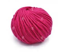La lana cardata verrà passata alla filatura che può essere fatta tramite un fuso, oppure un filatoio a ruota. Big Lake Fucsia 100 G