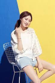 She shared taiwan snacks with the staffs and was delighted to show her mandarin skills with great confidence they said telling the story behind the scenes. Lee Sung Kyung Lee Sung Kyung Fashion Sung Kyung Lee Sung Kyung