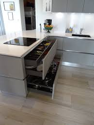 Plan de travail de cuisine, salle de bains, escalier, sol, revêtements divers en granit, marbre, pierre, quartz et céramique. Cuisine Moderne En Beton Cire Et Plan De Travail En Quartz Blanc Minimalistisch Kuche Marseille Von Cuisine Connexion Houzz
