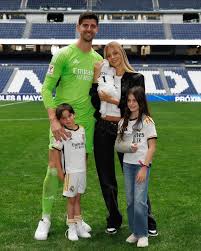 1. Thibaut Courtois with his wife Mishel, their daughter Ellie (5 months)  and his children Adriana (9), Nicolas (7) 🧔🏻‍♂️👱🏻‍♀️👧🏻👦🏻👶🏼