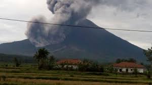 Badan nasional penanggulangan bencana (bnpb) dalam laporannya. Gunung Semeru Meletus Lontarkan Material Vulkanik Sejauh 2 5 Kilometer Tribun Manado