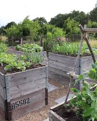 Dank seiner höhe ist es bequem zu pflegen, es setzt selbst nutzpflanzen wie radieschen und erbsen gelungen in szene und auch gartenlaien können es leicht bauen und anlegen. Ein Hochbeet Im Garten Ist Eine Wahre Freude Fur Hohe Ertrage Im Nachsten Sommer Solltet Ihr Schon Im Herbst Mit Di Garten Hochbeet Hochbeet Hochbeet Anlegen