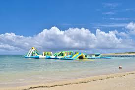 オリオンECO美らSUNビーチ(ちゅらさんビーチ)」沖縄最大級の人口ビーチで南国リゾートを満喫 - おきなわlovers |  沖縄がグッと近くなる観光情報サイト