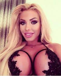 Asistenta tv a îmbrăcat ţinute provocatoare şi a făcut poze extrem de sexy. Loredana Chivu Posts Facebook