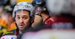 Han fick inte förnyat kontrakt. Nu toksågar SHL-spelaren sin förra tränare.