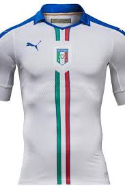 Possui a bandeira do país no interior da gola e vem com o escudo da seleção bordado em destaque no peito. Selecao Italiana Apresenta Novo Uniforme Que Sera Utilizado Pela Primeira Vez Nesta Quinta Esporte Extra Online