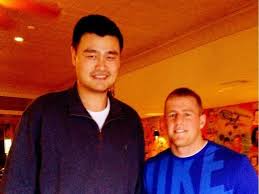 Shaq and yao ming make kevin hart look photoshopped into a picture. Tall Nba Players Next To Regular People Photos