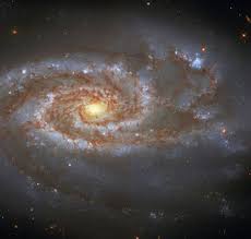 Galaxias espirales , son colecciones enormes de miles de millones de estrellas, de las que muchas de ellas se agrupan en forma de disco, con un abultamiento esférico central con estrellas en su interior. Galaxia Universo Blog