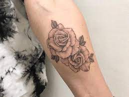 Voici vingts idées de modèle de tatouage avec des roses de toutes sortes pour vous aider à faire le choix idéal. Pin On Tat Inspo