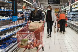 Jeśli nie możesz zostać w domu, korzystaj z godzin dla seniorów i idź do sklepu w godzinach 10:00. Godziny Dla Seniorow Od 1 Lutego Znikaja Dzis Ostatni Dzien