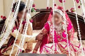 यहाँ पूरे गांव के सामने दूल्हा-दुल्हन मनाते है सुहागरात, कारण आपको दंग कर  देगा....