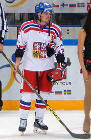 Poté, co alexandr ovečkin vyhrál pověstnou hokejovou trofej stanley cup, rozhodl se to náležitě oslavit. Petr Koukal Ledni Hokejista Wikipedie