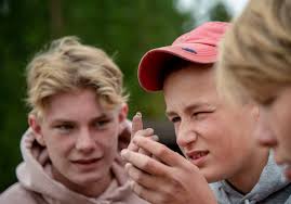 Ungdomskoleelever er med på slakting av gris