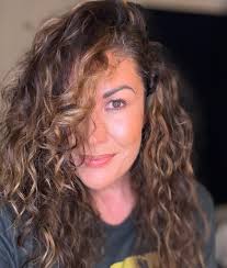 Your curly gurl is BACK, baby! 🙏 @vanessameganskincare @natalieannehair We  always want what we don't have. I did, at least. I was born with gorgeous,  wavy & sometimes spirally hair but since