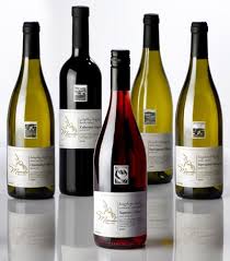 Spécialiste etiquettes de vins à la forme, éditeur et catalogue en ligne, toutes formes découpe, étiquettes en rouleau, particulier, professionnel, pour vos produits, imprimez des étiquettes adhésives personnalisées smartlabel. Etiquette Vin Personnalise Impression Etiquette Bouteille De Vin