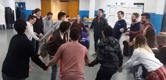 Lo imitará sin que su compañero quite la postura y cuando crea haber termina. 7 Juegos Y Dinamicas Para Jovenes De Secundaria