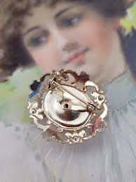 Broche vintage CORO victorienne en pierre pourpre royal en fausses perles