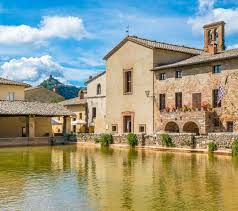 Bagno Vignoni Ricca Di Colori In Una Soleggiata Mattina Estiva Provincia Di Siena Toscana Italia Bagno Vignoni Full With C Italy Photography Italy Toscana