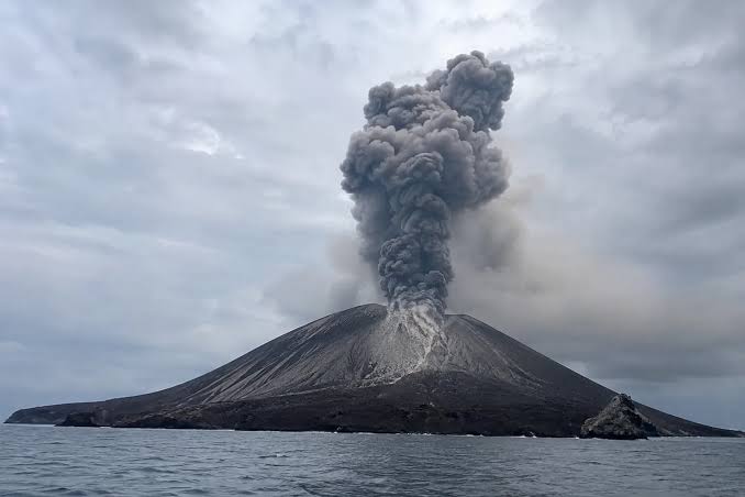 AKTIVITAS MENINGKAT SAAT HUT RI, GUNUNG ANAK KRAKATAU ERUPSI 8 KALI DAN SEMBURKAN LAVA PIJAR