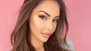 Cette dernière écrit en légende : Ultra Sensual Nabilla With An Xxl Neckline On Instagram World Today News
