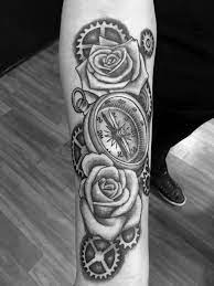 Realitische Detaillierte Tatowierung Viele Zahnrader Weisse Rose Tattoo Beduetung Kompass Tattoo Kompass Tattoos Kleines Tattoo