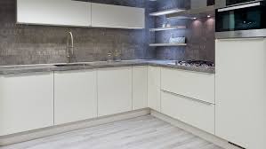 strakke keuken met miele apparatuur showroomkeukens keuken keukens keukenkast