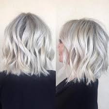 Slightly round the tips of your bangs to give the hair an elegant effect. 70 Fabulous Choppy Bob Hairstyles Bob Frisur Graue Haare Graue Blonde Haare Bob Frisur