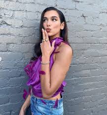 Hoje temos mais uma playlist muito especial para ouvires, desta vez dedicada à dua lipa. Pop Star Dua Lipa Bares All In Risque Mesh Bra