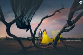 Lokasi foto outdoor menjadi salah satu alternatif foto prewedding yang sangat digemari, dikarenakan feel and look yang didapatkan lebih natural dan fresh, serta didukung pemandangan/suasana latar yang indah sebagai background. What To Wear For Pre Wedding Photo Shoot Zero Gravity Photography