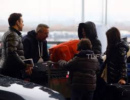 Μπορεί οι επαγγελματικοί λόγοι να αναγκάζουν το ντέμη νικολαΐδη και τη δέσποινα βανδή να ταξιδεύουν συνέχεια αλλά εκείνοι το έχουν συνηθίσει και μάλιστα έχουν βάλει και τα παιδιά τους στο πρόγραμμα. Ntemhs Nikolaidhs Despoina Bandh Ta Ta3idia Me Ta Paidia Toys Einai Sthn Ka8hmerinothta Toys