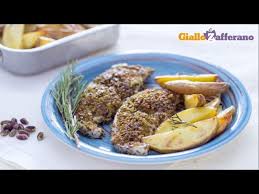 Tagliare dei cubi di pesce spada 5cm x 5 cm, salate e pepate, passarli nei pistacchi. Spada In Crosta Di Pistacchi Con Spicchi Di Patate Youtube