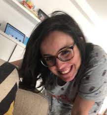 Faz parte da equipa do programa as três da manhã na rádio renascença, onde é (ir)responsável pela rubrica «extremamente desagradável». Humorista Joana Marques Esta Gravida Pela Segunda Vez