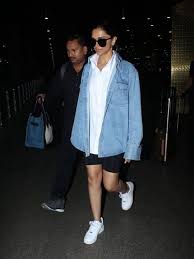 She is the daughter of former badminton champion prakash padukone. Kpa4x34rcbldm