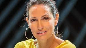 She's known for appearing in several telenovelas such as playing carlota costa in a grande aposta in 1997, anabela in the 2002 telenovela amanhecer, and diana varela in a impostora in 2016. Family Together Fernanda Serrano Poses For Photography With Her Four Children