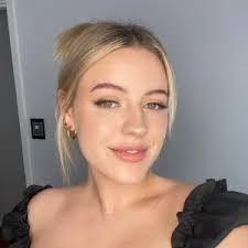 Elisa Mullen's Instagram, Twitter & Facebook