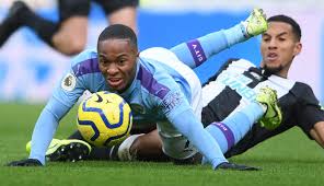 Almiron tries to beat mendy around the outside but the city defender blocks the man off and somehow gets away. 90plus Steve Bruce Archive Fussball International Serios Kompakt