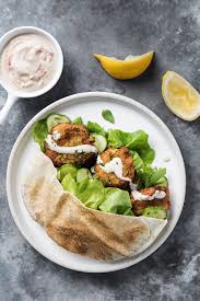 Pita De Falafels Avec Sauce Au Yogourt Et Tahini Recipe Falafel Pita Pita Recipes Falafel