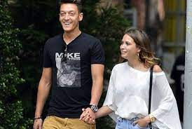 Özellikle mesut özil'in adının amine gülşe ile anılması sonrası mandy grace capristo, mesut özil'i yakın markajına almıştı. Mesut Ozil Den Sarkici Sevgilisiyle Ask Pozu Magazin Haberleri