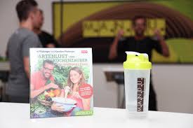 Von 2008 bis 2017 war er wirtschaftsminister und ab 2013 auch für die bereiche wissenschaft und forschung zuständig. Fotografie Agentur Mitterlehner